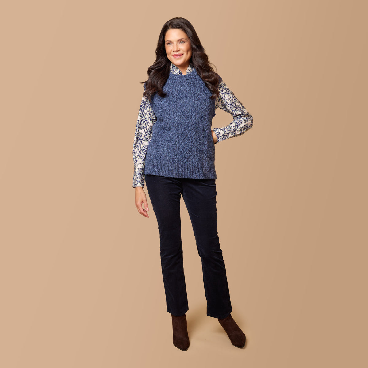 Sinikuvioinen pusero sinisen neuleliivin kanssa