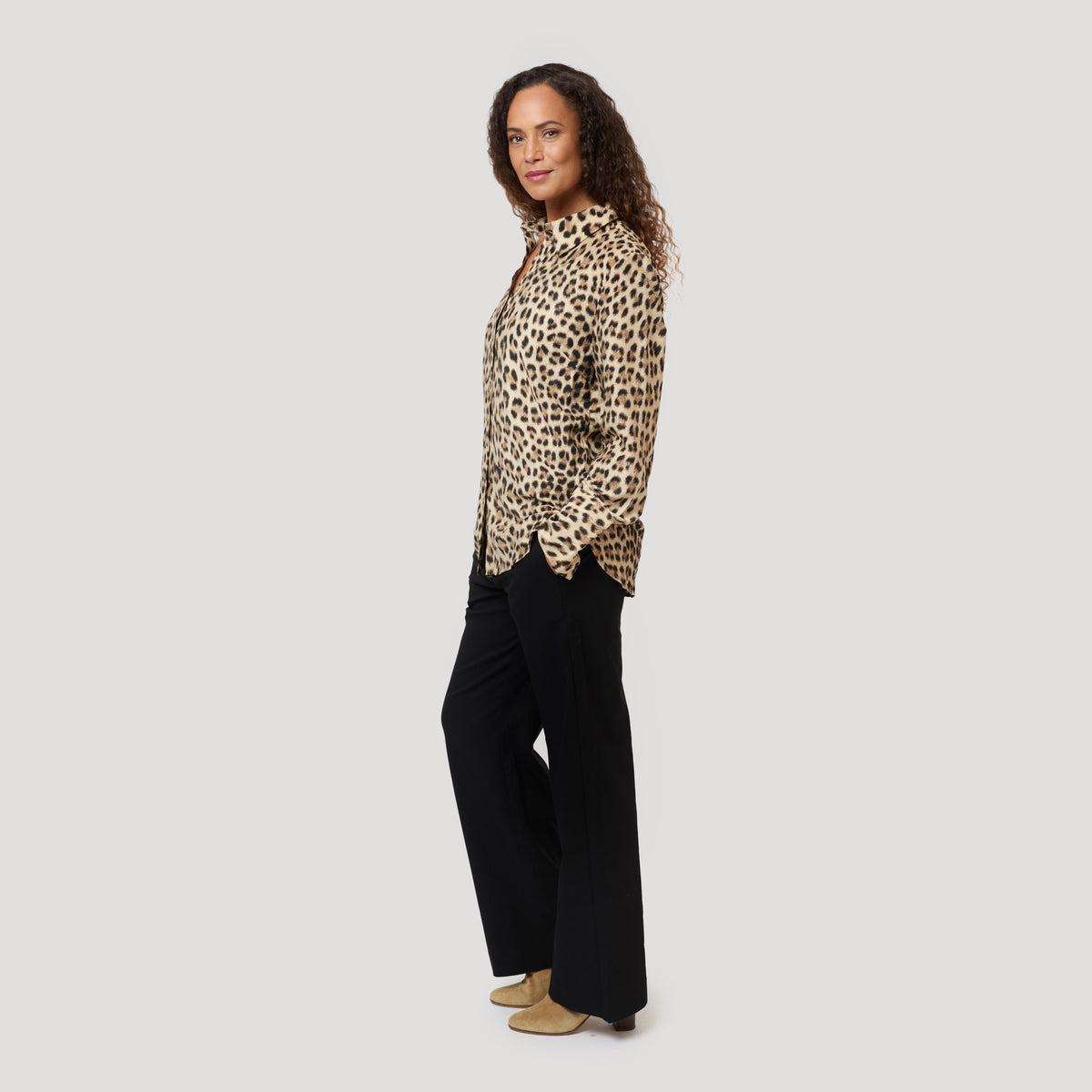 Leopardikuvioinen pusero ja suorat mustat housut