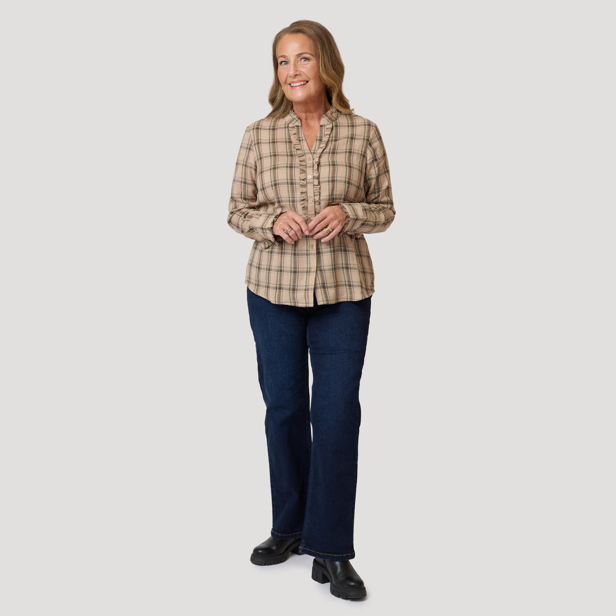 Raka jeans till rutig blus med liten volang