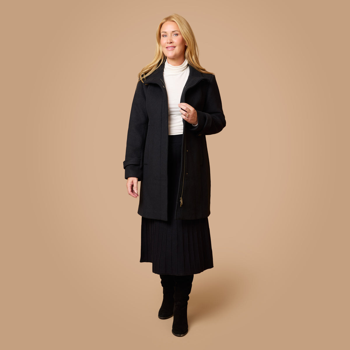 Outfit med Clean stil med vit polo svart jacka och svart kjol